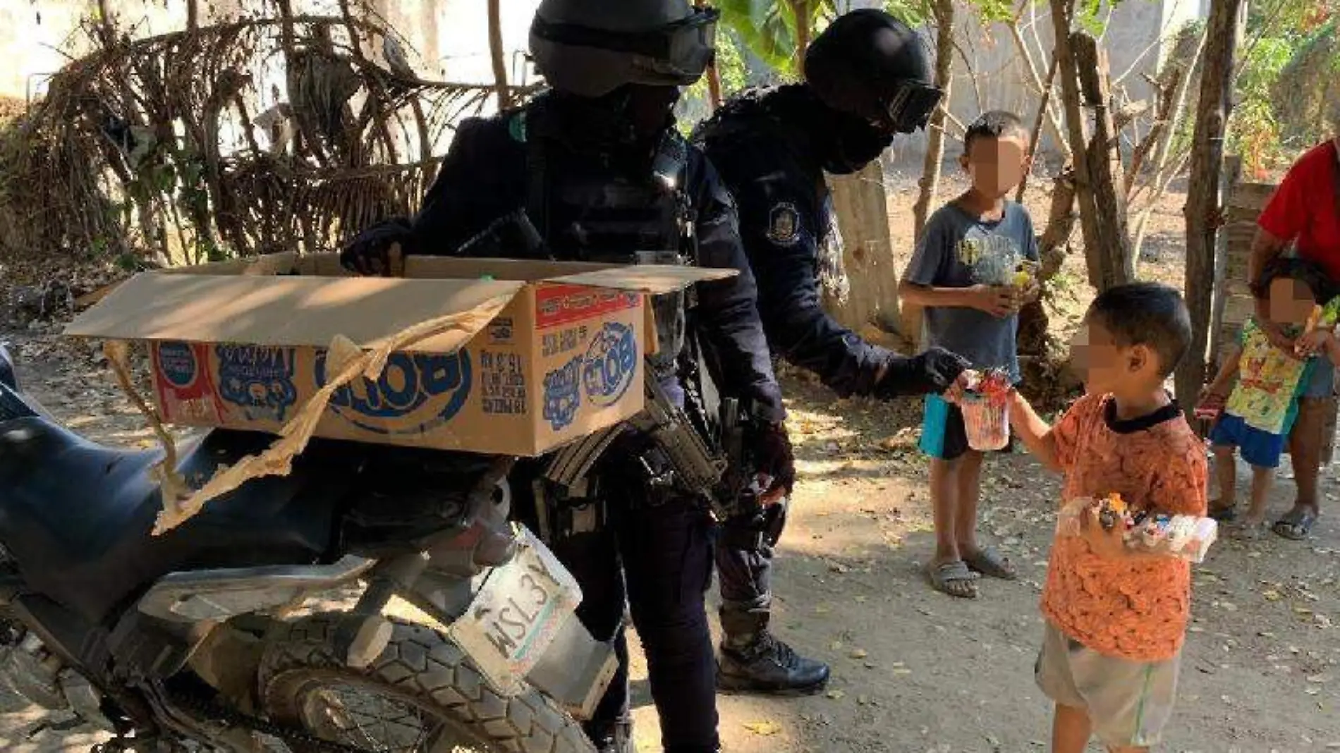 Niños entrega juguetes